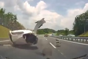 【動画】目の前で事故った車から運転手が放り出される衝撃のドラレコ。