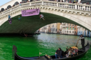 環境活動家　ベネチア運河をはじめイタリア中の川を薬品で緑に染める