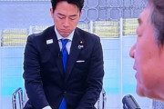 【画像】小泉進次郎さん(44)、ひろゆき(48)との討論中にスマホをいじってしまう