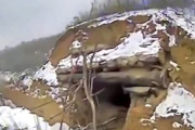 【動画】ロシア兵の巣に自爆ドローンを突っ込ませたウクライナ。