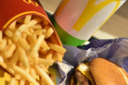 【悲報】マクドナルド、1000円近く払わないとまともに食べられない…