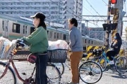 侵入鉄。遮断器の降りたJR踏切に侵入して怒られてしまう自転車乗りの動画が話題に。