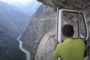 断崖絶壁を行くバスに全員がドン引き！ハプニングも！