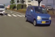 【悲報】歩道ショートカット軽自動車、爆誕ｗｗｗｗｗｗｗｗｗｗｗｗｗｗｗｗ(動画あり)