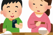 【悲報】飯食いながらスマホいじる若者、多すぎる.....