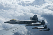 米軍岩国基地にステルス戦闘機「F-22 ラプター」が10機飛来…F-35A戦闘機18機も展開！