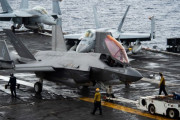 米海軍空母カール・ヴィンソンでF-35CライトニングII艦上戦闘機を運用訓練！
