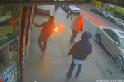 【動画】ニューヨークの食料品店に火炎瓶男現る