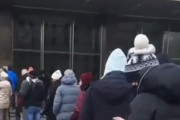 【動画】ロシア人さん、ATMに殺到してしまう