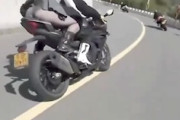 【動画】パンチラ2ケツを追い越そうとしたバイク乗り、大事故を起こす(@_@;)