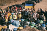 海外「恩返しとしてポーランドの公園を掃除するウクライナ人難民たち」