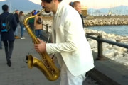 海外「人が集まってたあの日々が懐かしい･･･」　超ダンディーな男があの名曲をストリート・サックス演奏　　海外の反応