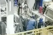 【動画】中国の労災事故。機械の下に入り込んだ従業員が(@_@;)