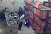 【中国】酒に酔った男が爆竹専門店に花火を打ち込み大惨事に。