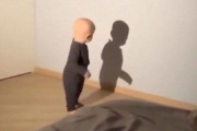 壁に映った自分の影と出会った赤ちゃん…全身を使って動きを確認する