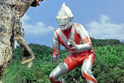 初代ウルトラマンと言えばこの低い構え！ 後のウルトラ戦士にはほとんど見られないよね