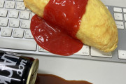【画像】侵入社員さん、キーボードにオムライスを溢してしまうｗｗｗｗｗｗｗｗｗｗｗｗ【コーヒーも】