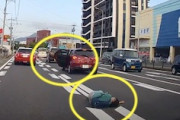 【動画】福岡で走行中の車のドアを開けて脱出する人が撮影される。