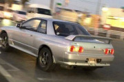 盗難車か？前後にナンバーの無いR32が目撃される