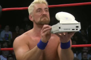 【動画】プロレスラー、試合中に突然ドリームキャストを取り出し相手をぶん殴ってしまうｗｗｗ