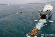 中国海軍陸戦隊が揚陸艦部隊と共同作戦訓練を実施…揚陸艦から05式水陸両用歩兵戦闘車が発進！
