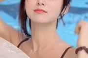 白石麻衣がプールで『ふくらみ』をみせまくったシーン【画像あり】