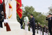 岸田首相、米アーリントン国立墓地で無名戦士の墓に献花　ネット「靖国には行かないでアリーントン墓地には行くのか」