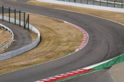 プロが運転する軽自動車とペーパードライバー俺が運転するF1、鈴鹿サーキット一周勝負したらさすがに俺が勝つよな？