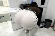 【画像】お姉様先輩(33)、職場でデカ尻を放り出してしまう...