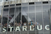 渋谷スクランブル交差点のスターバックス、外国人殺到で限界突破してる模様