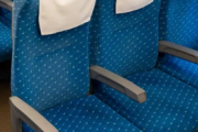 日本人、新幹線の指定席を譲る余裕が無くなっていた...