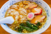 友人とラーメン屋へ。私「エビワンタンのトッピング無しで」店員「はい」友人「エビワンタン分の差額返しなさいよ！」店員「えっ」→結果…