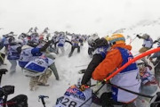 【動画】500人が一斉にスタートするカオスなスキーダウンヒルレース。