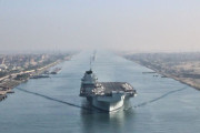 イギリス海軍のHMSクイーン・エリザベス空母打撃群がスエズ運河を航行！