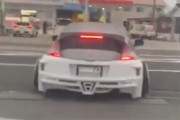 【動画あり】前を走っているイカつい車が駐車場から出たらまさかの事態にｗｗｗｗｗｗ
