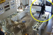 店主の目の前でかよｗｗｗ無謀すぎるアメリカの宝石店強盗の防犯カメラ映像。