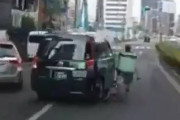 【悲報】UberEatsのチャリさん、堂々と車道を走った挙句タクシーに体当たりをかましてしまう