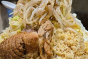 日本人「これが同じ900円台の食事ってバグだろ・・・・」