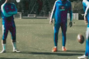 チェルシーのアザールがアメフトボールでリフティングする加工動画、面白い