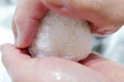 人の握ったおにぎり食べられる？ 「食べられる:46％」「ラップならOK:42％」「ラップも無理:10％」