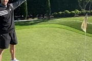 ベイル、自宅の庭でゴルフを楽しむ！スーパーショットにご満悦