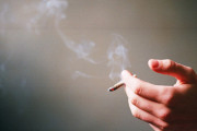 タバコを吸う若者が激減した理由wwwwww