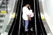 エスカレーターでキッスしようとした中国の熱々カップルがｗｗｗ