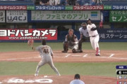 ヤクルト・サンタナ　バットを折りながら勝ち越しタイムリー！