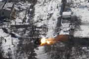 対戦車地雷で大爆発するロシア軍戦車…脱出した乗員が火達磨に(動画)！
