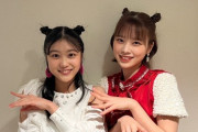 八木栞と小林萌花がお揃いの髪型とラメつけて例のポーズ