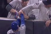 【胸糞動画】ベッツがファールフライを見事キャッチ→ヤンキースファン2人が腕を掴みグラブをこじ開けてボールを掻き出す蛮行→当然退場