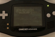 【悲報】昔の携帯ゲーム機(GBA)、今見ると画面が暗すぎて草！こんなんプレイできんやろｗｗｗｗｗ