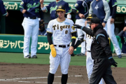 【阪神】佐藤輝が１７打席ぶりの安打も　三塁への走塁で守備妨害をとられる　岡田監督も苦笑い