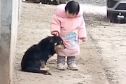 【動画】花火に驚かないようにワンちゃんの耳をふさいであげる少女がかわええ。